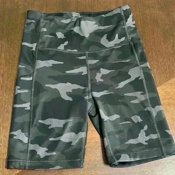 Athleta Ultimate Stash Pocket Camo 7" Short - Picture 2 of 7